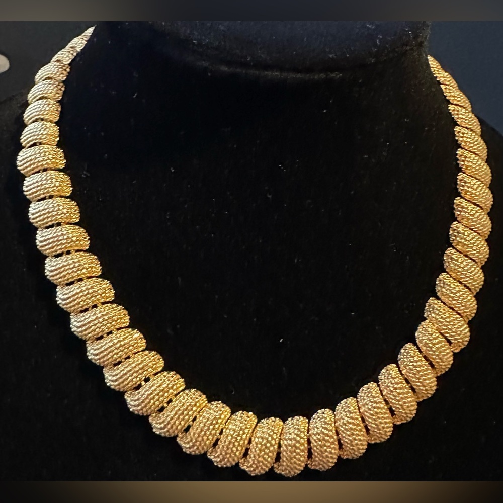 NAPIER Signed  Vintage 1980’s Gold-Tone Textured Link Chunky Necklace Over Clasp - Picture 7 of 17